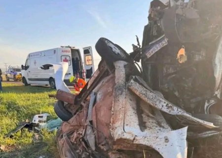 Van da Prefeitura de Eldorado e carro se envolvem em colisão com mortes na BR-163