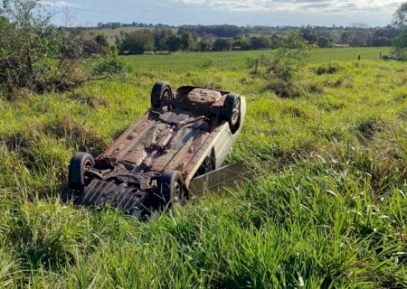 Capotamento na BR-376 mobiliza Bombeiros e deixa motociclista ferido em Ivinhema