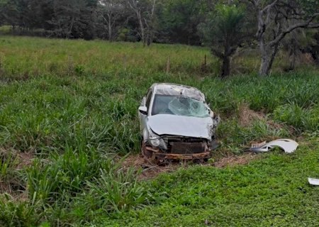 Homem morre após colisão frontal entre carro e carreta na BR-163
