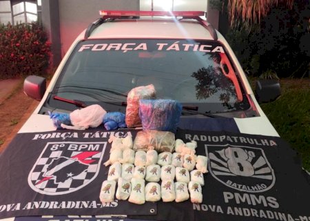 A Polícia Militar prendeu uma mulher por transporte de drogas em ônibus interestadual