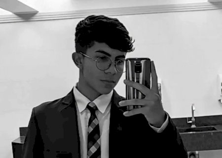 Jovem morre após bater moto em veículo estacionado