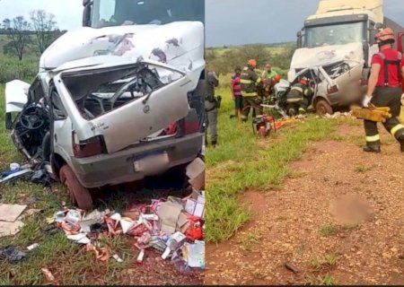 Motorista morre após carro colidir contra carreta
