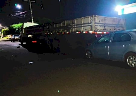 Motorista perde controle da direção e colide na traseira de caminhão estacionado