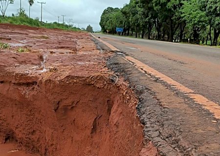 Ivinhema: chuva intensa provoca cratera às margens da MS-141 e exige atenção dos motoristas