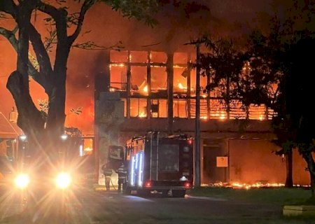 Incêndio de grandes proporções atinge prédio da UFPE