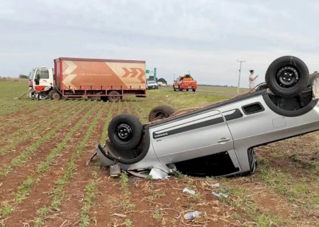 MS-386: colisão frontal entre Saveiro e caminhão deixa dois moradores de Amambai feridos