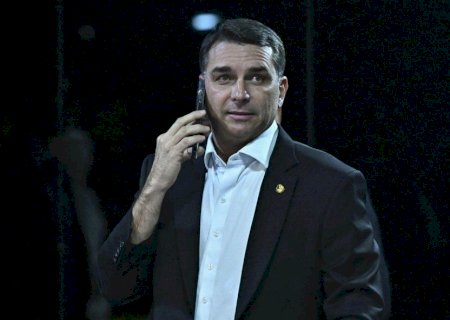 Site argentino diz que Flávio Bolsonaro teria fugido para os EUA de jatinho após atravessar fronteira